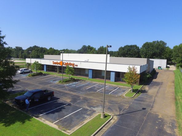 Showroom / Office / Warehouse Gluckstadt: 141 Enterprise Drive, Madison, MS 39110